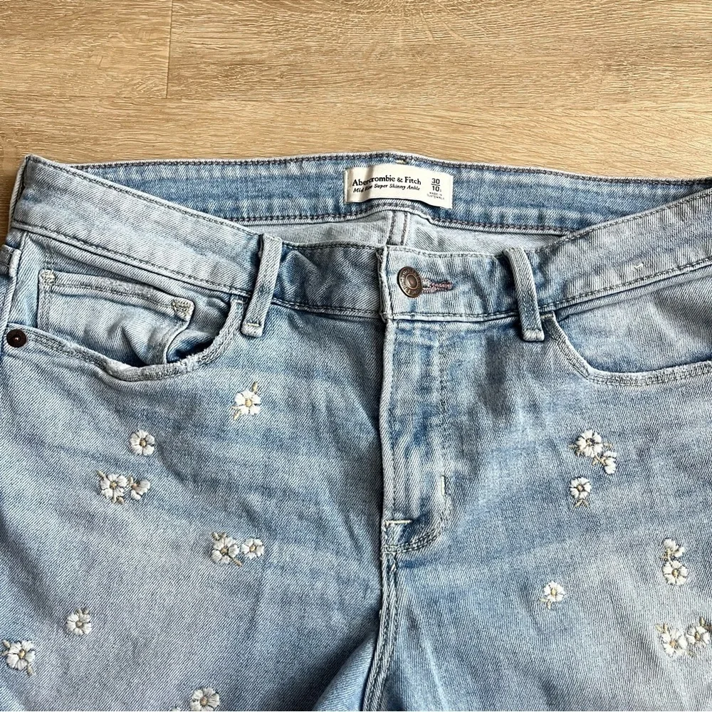 Abercrombie & Fitch Spring Mid Rise Skinny Daisy Floral Embroidered Jeans 30